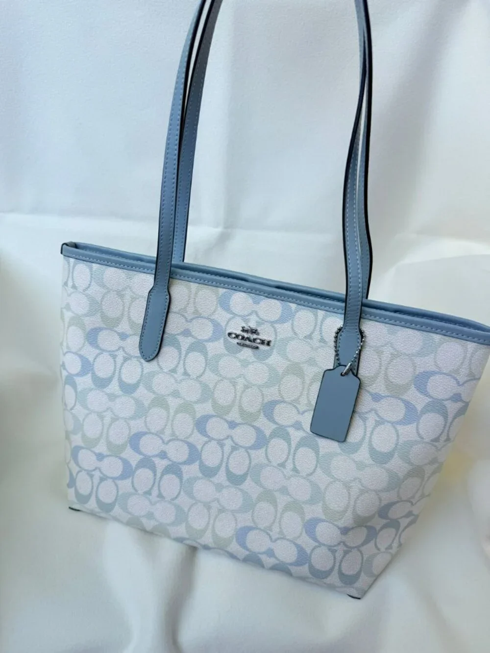 coach Medium City Tote Bag In Signature Canvas cdz09